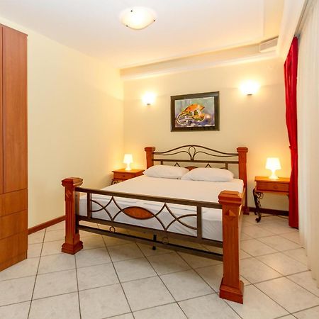 Milan'S Apartments Sveti Stefan Oda fotoğraf